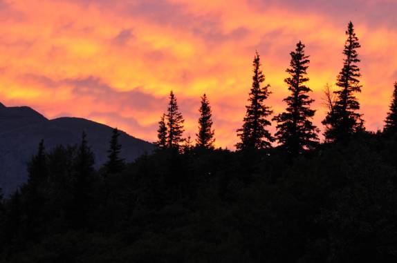 O céu parece em chamas no pôr-do-sol na região de Many Glacier, no Glacier National Park, em Montana, nos Estados Unidos